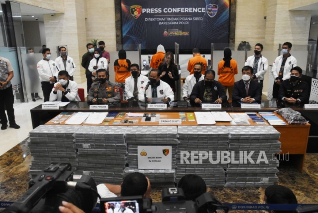 Pengungkapan perkara penipuan di Gedung Bareskrim Mabes Polri (Foto: ANTARA/Indrianto Eko Suwarso via Republika)
