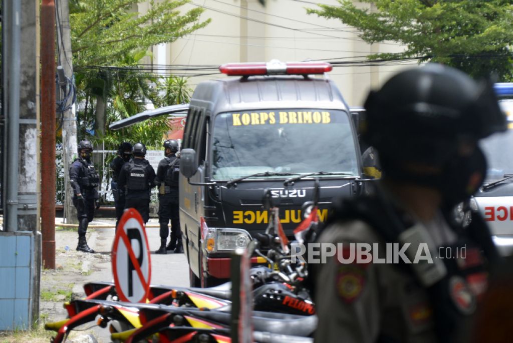 Polisi berjaga di lokasi dugaan bom bunuh diri di depan Gereja Katolik Katedral, Makassar (Foto: ANTARA/Abriawan Abhe via Republika)