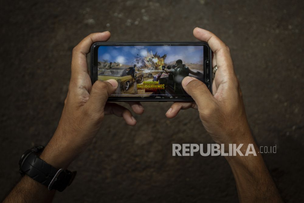 Ilustrasi seorang pria memainkan game online PUBG Mobile (Foto: ANTARA/Dhemas Reviyanto via Republika)