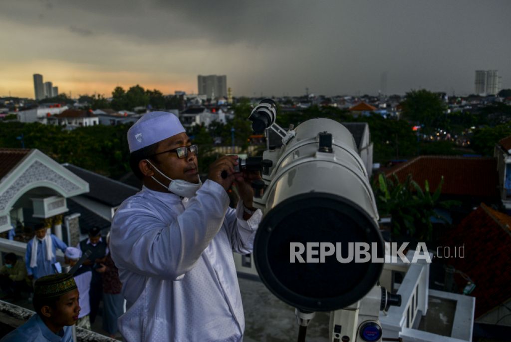 Petugas membongkar teropong usai memantau hilal di Masjid Al-Musyari (Foto: Republika/Putra M. Akbar)