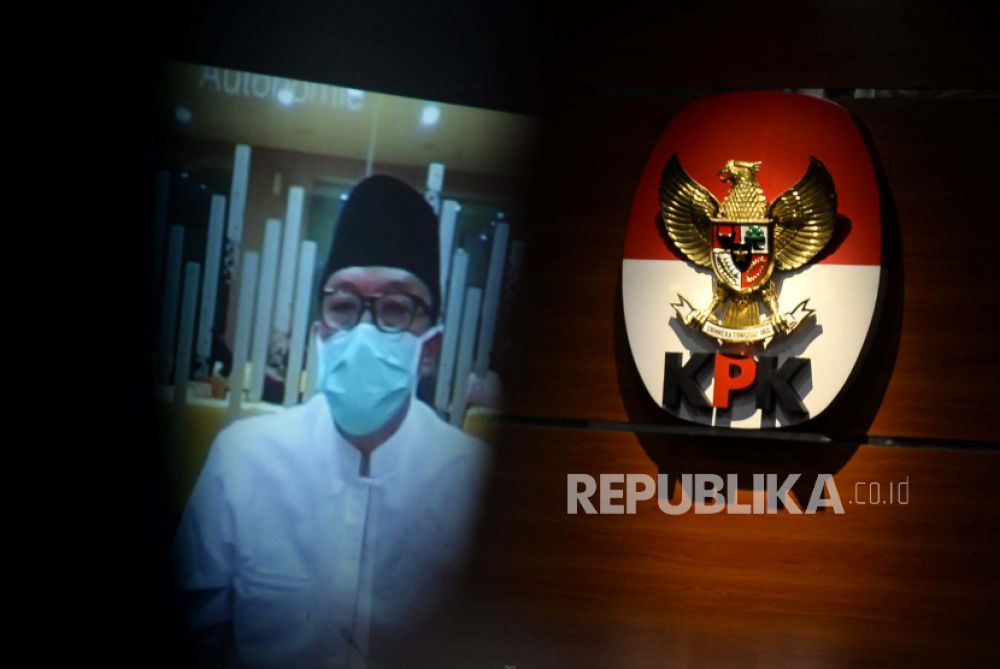 Terdakwa Imam Nahrawi mengikuti sidang putusan yang disiarkan secara live streaming di gedung KPK (Foto: Republika/Prayogi)
