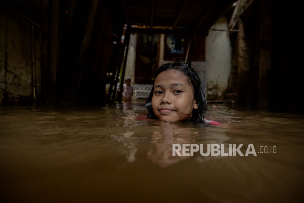 Area pemukiman yang terendam banjir di kawasan Kebon Pala II, Jakarta (Foto: Republika/Thoudy Badai)
