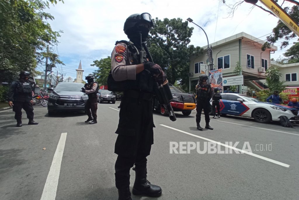 Polisi berjaga di lokasi dugaan bom bunuh diri di depan Gereja Katedral Makassar, Sulawesi Selatan, Minggu (28/3/2021) - Foto: ANTARA FOTO/Abriawan Abhe via Republika