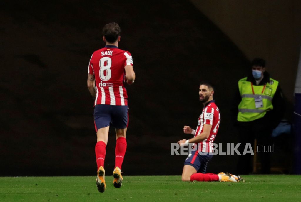 Pemain sayap Atletico Yannick Ferreira Carrasco (kanan) melakukan selebrasi (Foto: EPA-EFE/JUANJO MARTIN via Republika)