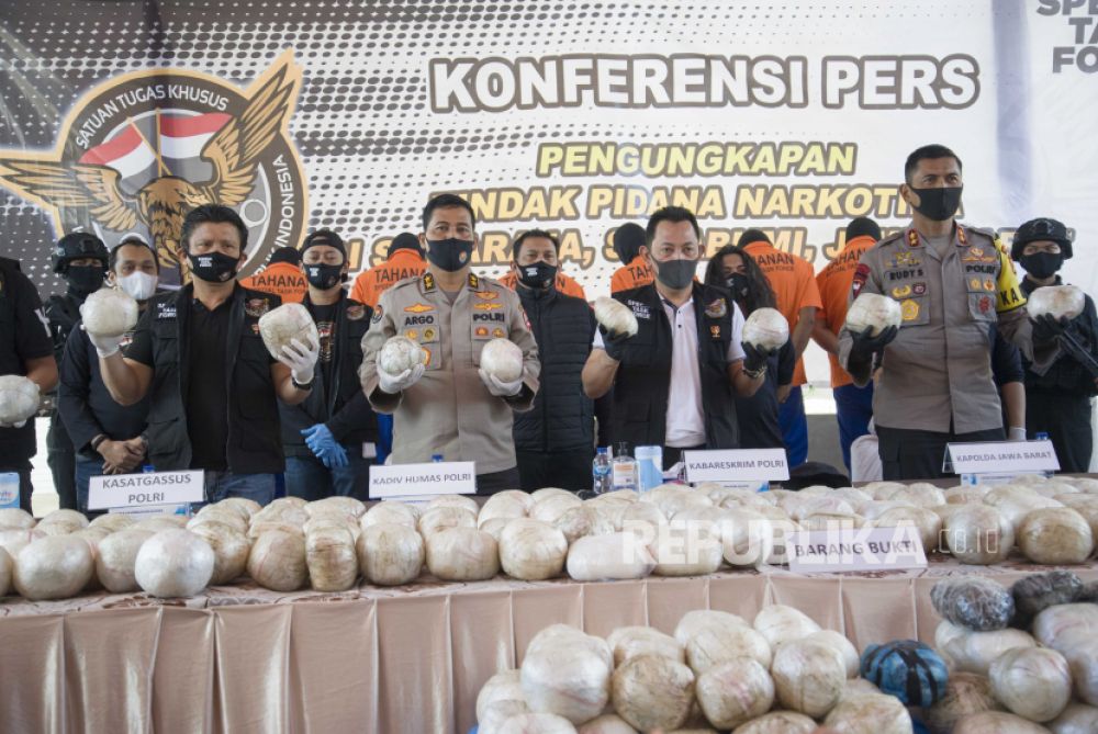 Kabareskrim Polri Komjen Pol Listyo Sigit Prabowo didampingi pejabat lain menunjukan barang bukti ratusan paket sabu seberat 402 kg di Sukaraja, Kabupaten Sukabumi, Jawa Barat, Kamis (4/6/2020) (Foto: Iman Firmansyah/ANTARA FOTO)
