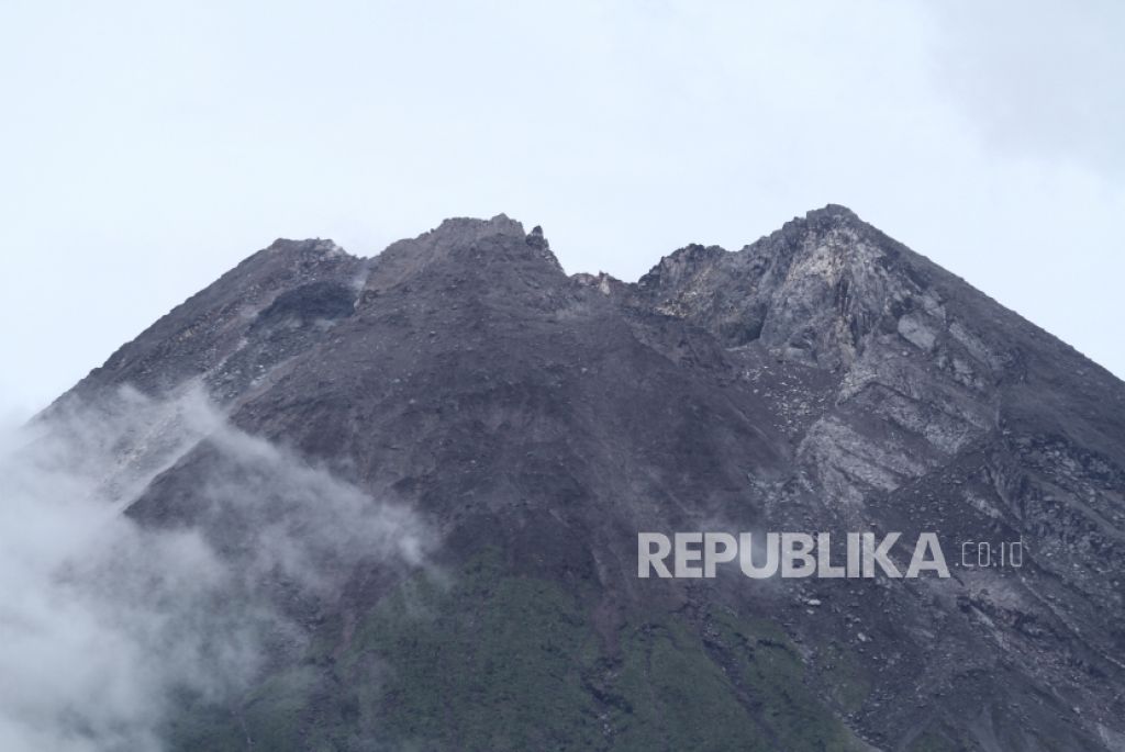 Kubah lava di puncak Gunung Merapi terlihat dari Desa Kinahrejo, Cangkringan, Sleman, DI Yogyakarta (Foto: ANTARA/Hendra Nurdiyansyah via Republika)