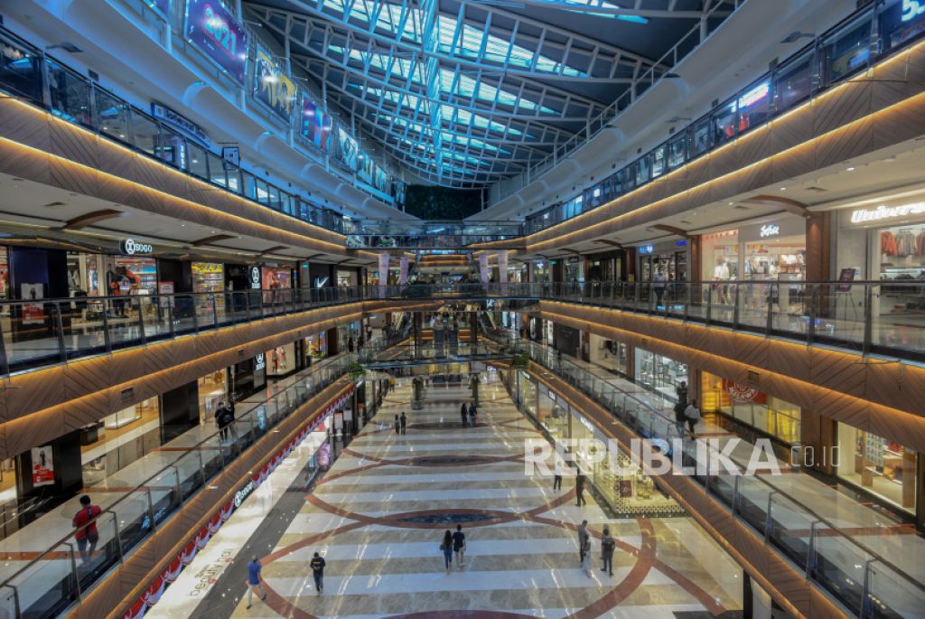 Pengunjung beraktivitas di pusat perbelanjaan Pondok Indah Mall, Jakarta (ilustrasi) - (Foto: Republika/Thoudy Badai)