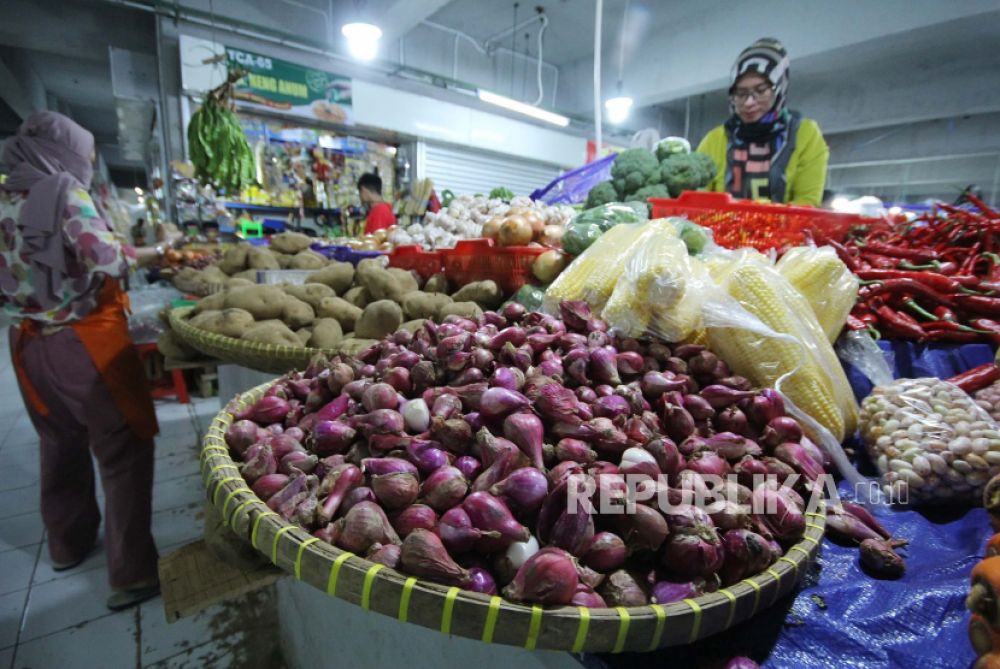 Pedagang sayuran melayani pembeli di Pasar Kosambi, Kota Bandung (Foto: Edi Yusuf/Republika)
