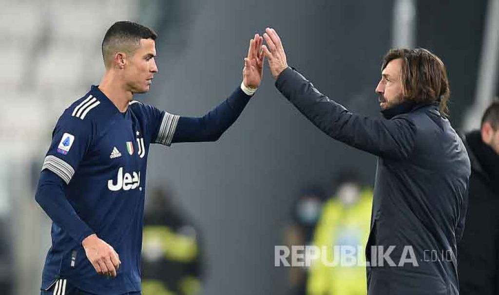 Pemain Juventus Cristiano Ronaldo (kiri) dengan pelatih Andrea Pirlo (Foto: EPA-EFE/ALESSANDRO DI MARCO via Republika)
