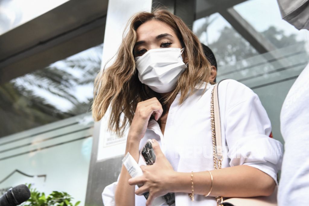 Artis Gisella Anastasia usai diperiksa di Mapolda Metro Jaya (Foto: ANTARA/Hafidz Mubarak A via Republika)