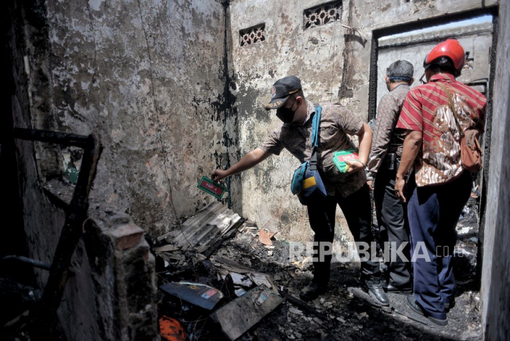 Petugas melakukan olah TKP di lokasi kebakaran (FOTO : Republika/Thoudy Badai)