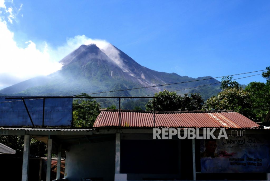 Luncurkan Awan Panas, Sejumlah Wilayah Lereng Gunung Merapi Dilanda Hujan Abu