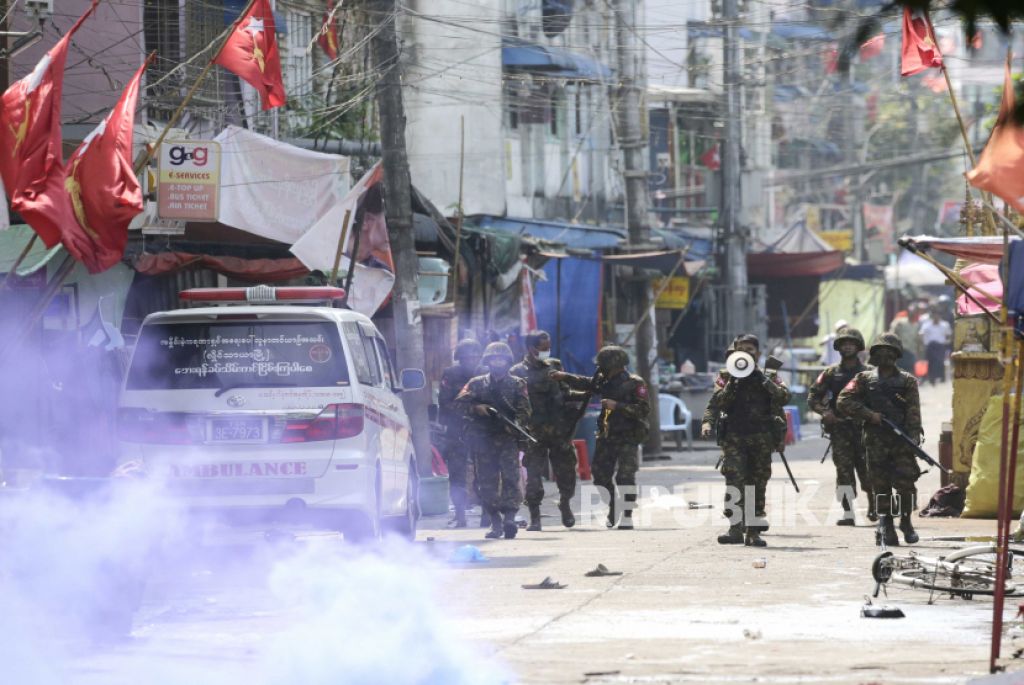 Tentara membubarkan pengunjuk rasa selama protes terhadap kudeta militer di Yangon, Myanmar (Foto: EPA-EFE/LYNN BO BO via Republika)
