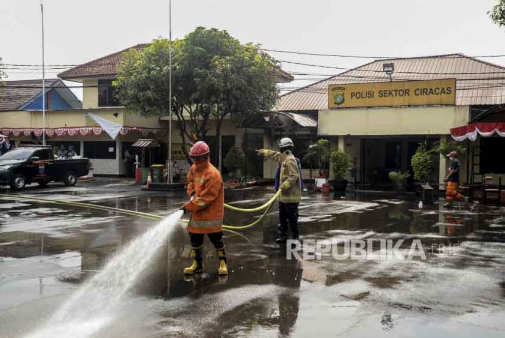 Suasana pasca penyerangan di Polsek Ciracas, Jakarta (Foto: Republika/Putra M. Akbar)
