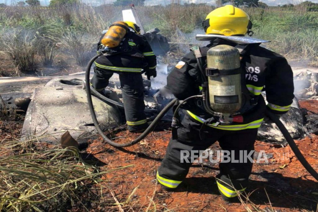 Petugas pemadam di kecelakaan pesawat (Foto: EPA-EFE/TOCANTINS STATE FIREFIGHTERS via Republika)
