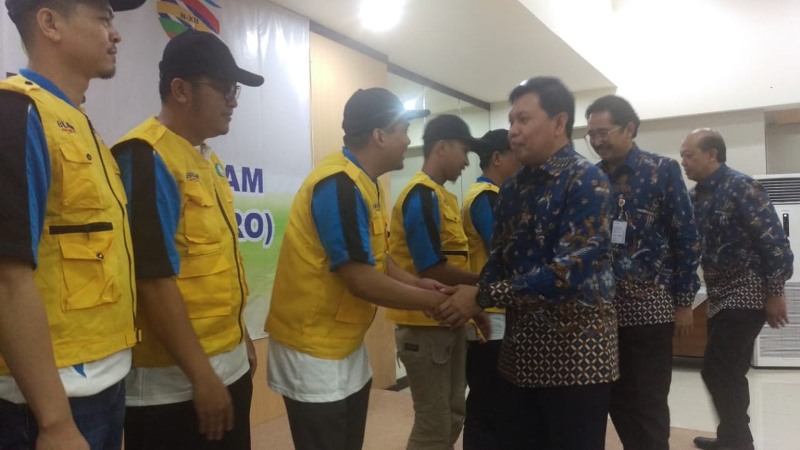Dirut Holding PTPN III, Dolly Pulungan saat melepas Tim Tanggap Bencana Alam di Gedung PTPN XI, Jalan Merak, Surabaya.