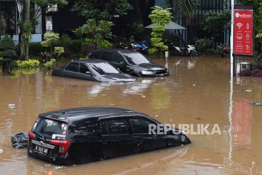 Sejumlah mobil terendam banjir di Hotel Kebayoran, Jakarta (Foto: ANTARA FOTO/Wahyu Putro via Republika)
