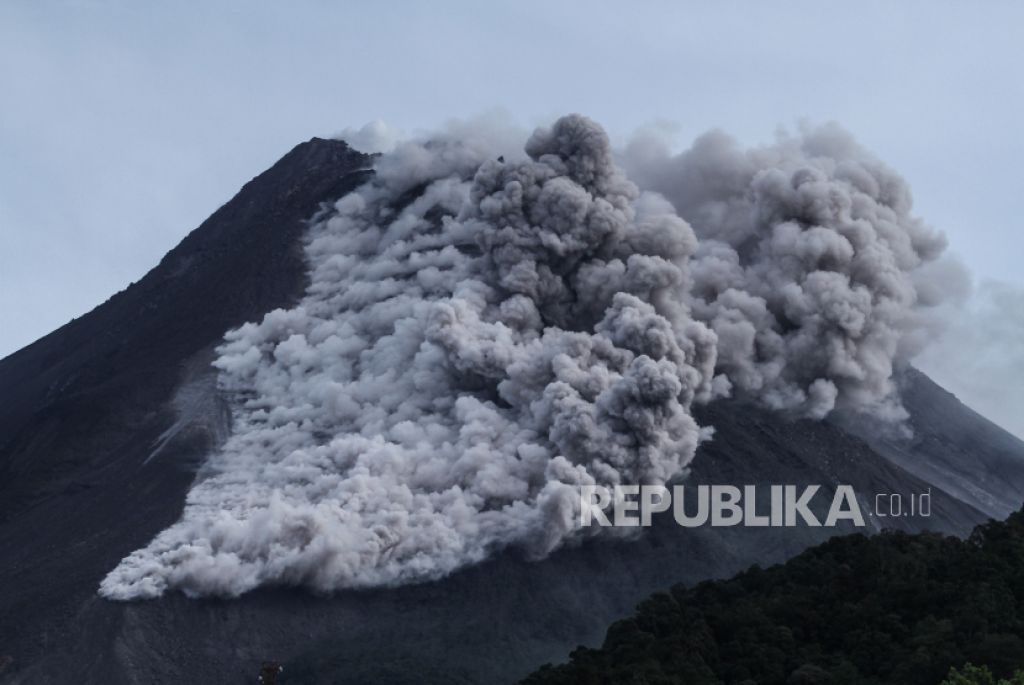 Gunung Merapi Luncurkan Awan Panas, Warga di Sleman Sempat Berlarian