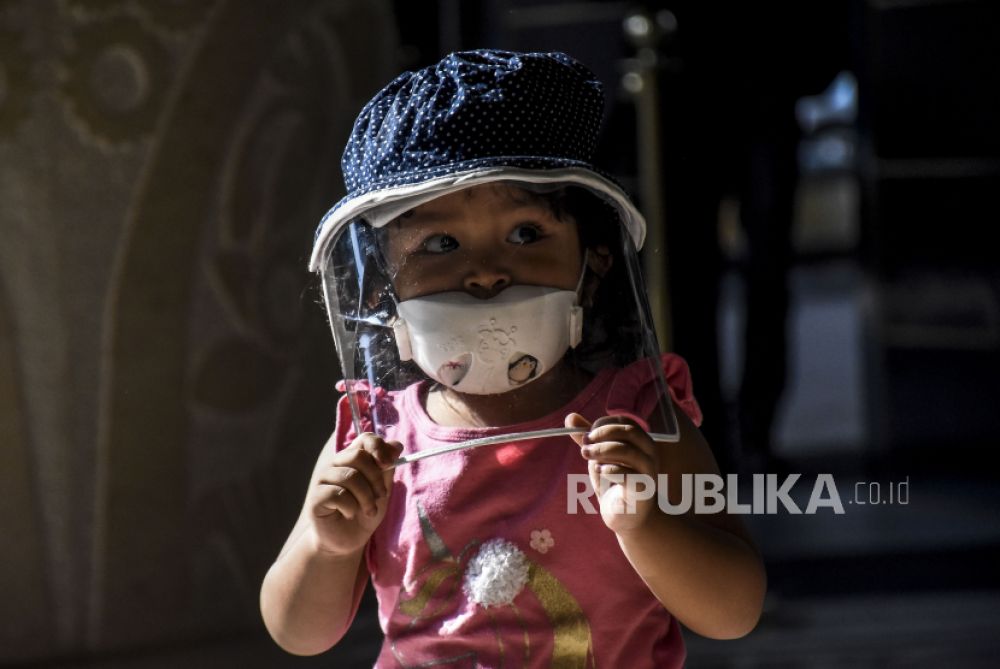Seorang anak mengenakan masker dan pelindung wajah saat beraktivitas (Foto: ABDAN SYAKURA/REPUBLIKA)