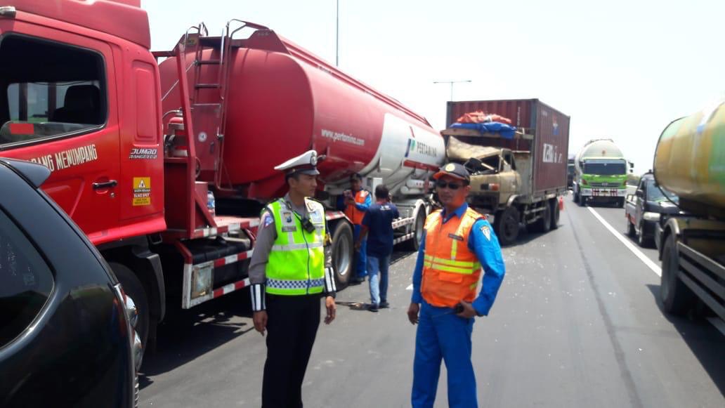 Truk kontainer terlihat rusak parah pada bagian kabin.