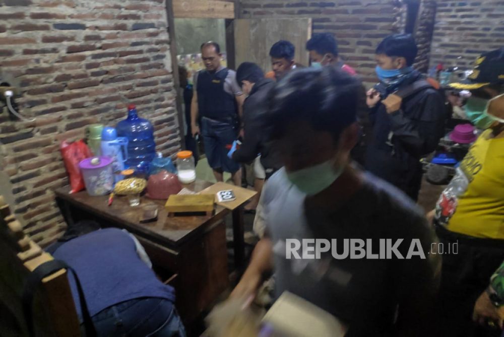 Petugas melakukan penggeledahan di rumah terduga teroris di Batang, Jawa Tengah (Foto: Antara/Koramil Subah)