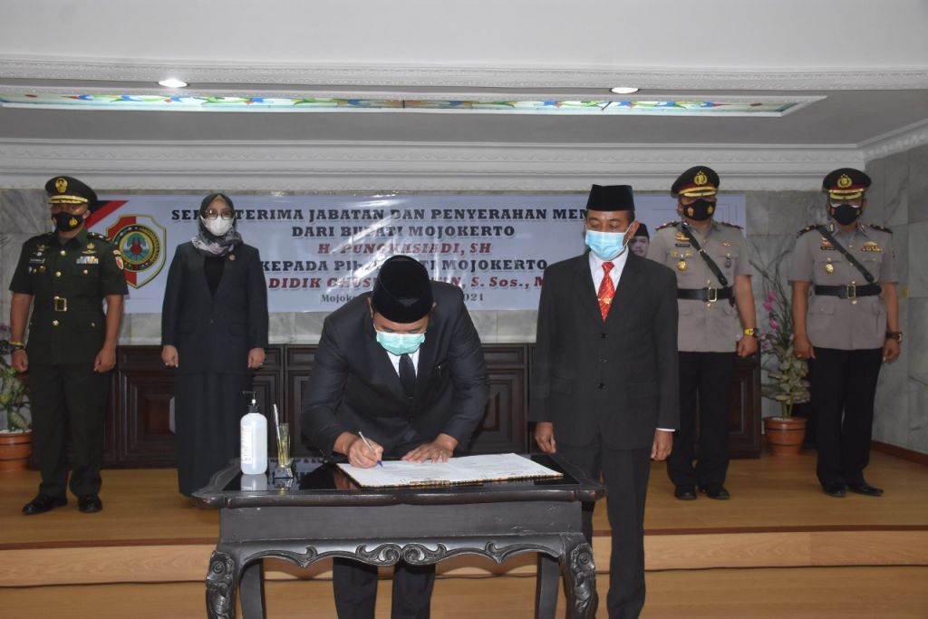 Serah terima jabatan Bupati Mojokerto