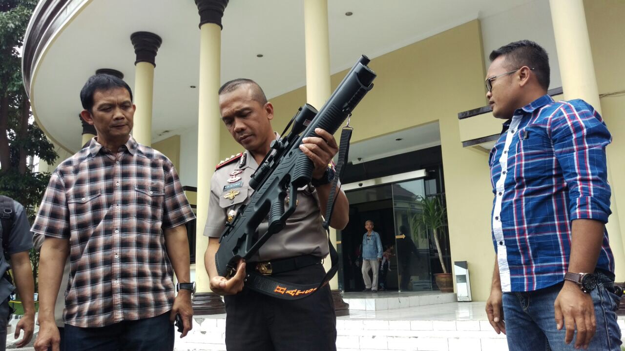 Kapolrestabes Kombes Pol Rudi Setiawan menunjukkan barang bukti.