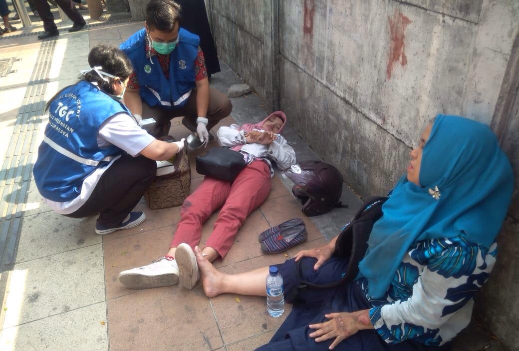 Petugas Command Center 112 melakukan pertolongan pada korban.

