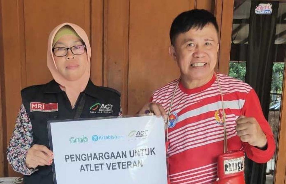 Pemberian penghargaan bagi Ellyas Pical