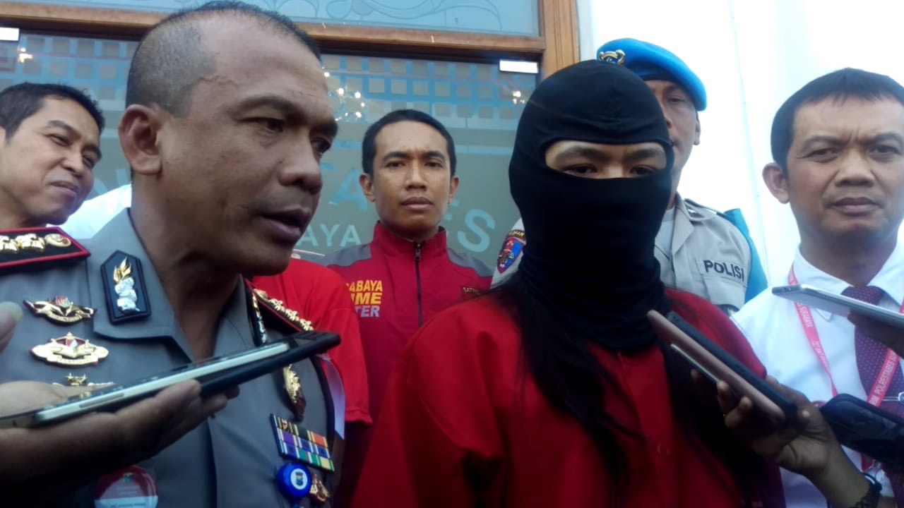 MN (pakai kerpus) saat menjawab pertanyaan Kombes Pol Rudi Setiawan (kiri) dan AKBP Sudamiran (kanan).