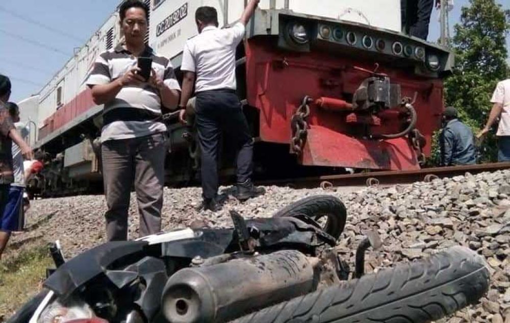 Motor korban yang ringsek setelah tersambar kereta