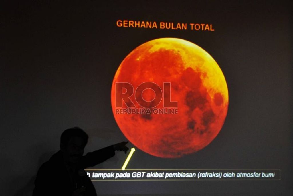 Ilustrasi gerhana bulan (Foto: Dok. Republika/Rakhmawaty La'lang)