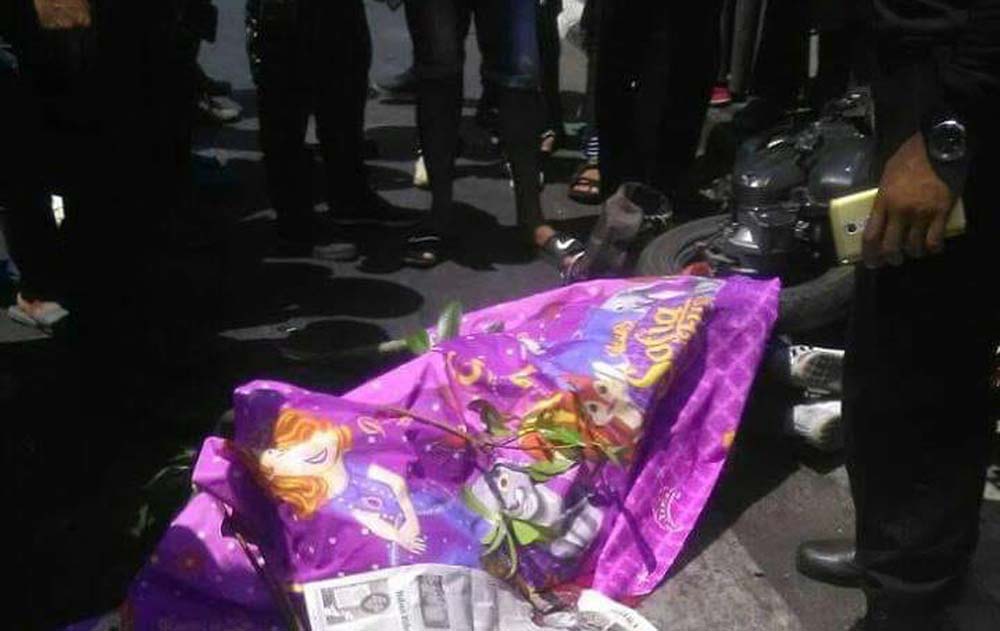 Jasad korban ditutupi warga di lokasi kejadian.