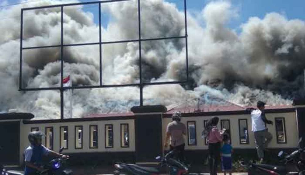 Polres Lampung Selatan terbakar/ foto istimewa