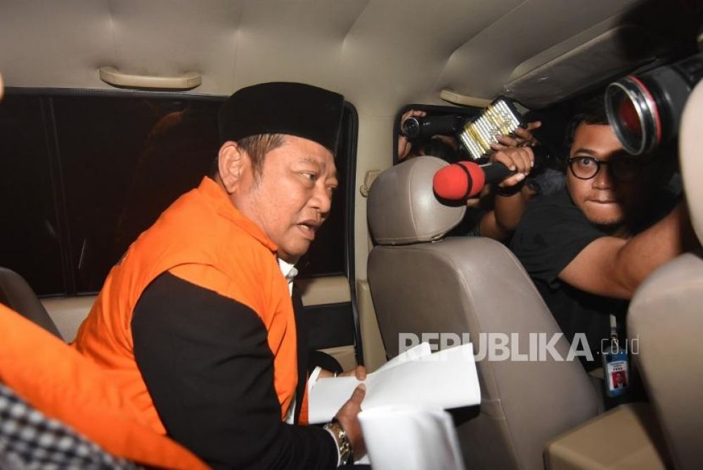 Bupati Sidoarjo Saiful Ilah memasuki mobil usai menjalani pemeriksaan di Gedung KPK, Jakarta, Kamis (9/1/2020). (FOTO : Indrianto Eko Suwarso/Antara)