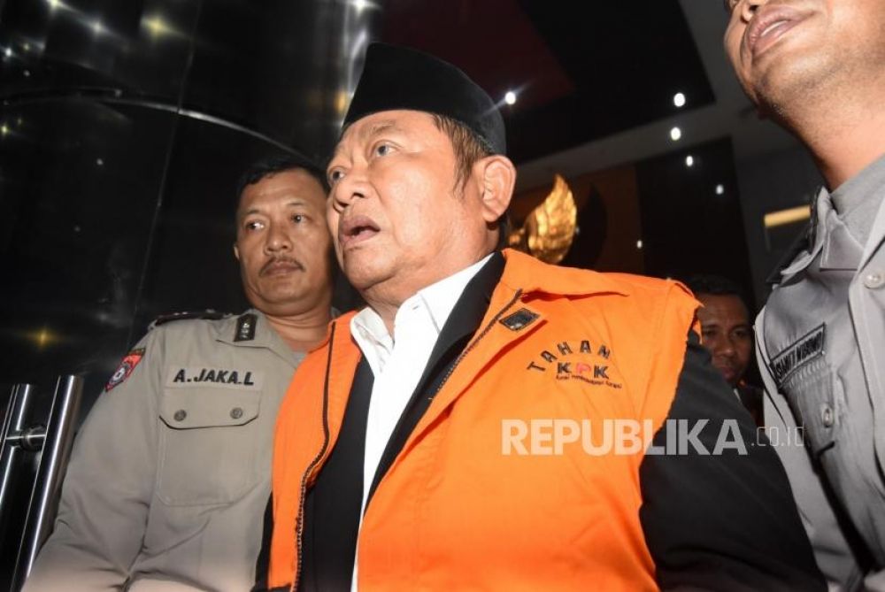 Bupati Sidoarjo Saiful Ilah mengenakan rompi tahanan KPK usai menjalani pemeriksaan pascaoperasi tangkap tangan di Gedung KPK, Jakarta, Kamis (9/1/2020) (Foto: Indrianto Eko Suwarso/Antara)