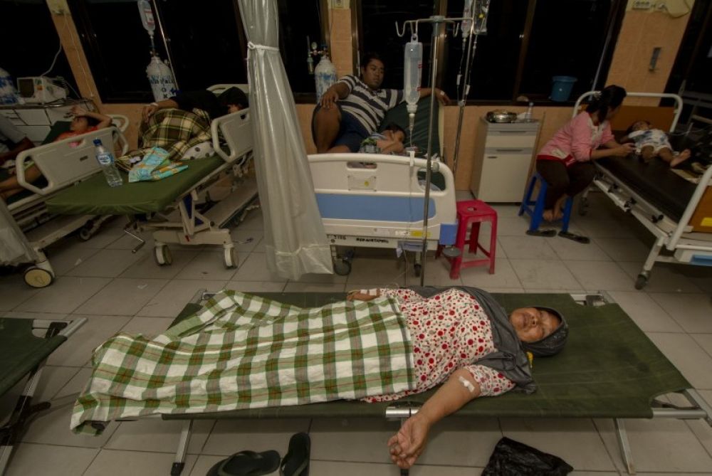 Sejumlah warga mendapat penganan medis akibat keracunan makanan (ilustrasi) (Foto: Antara/Basri Marzuki)