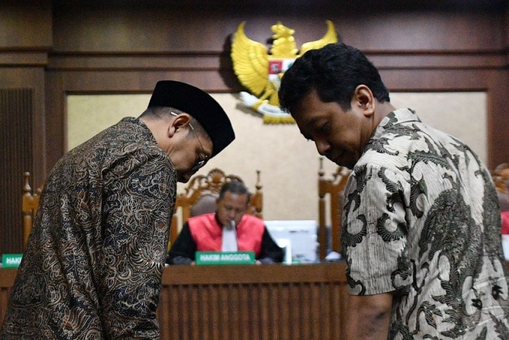 Menteri Agama Lukman Hakim Saifuddin (kiri) dan mantan Ketua Umum PPP Muhammad Romahurmuziy (Foto: Antara/Sigid Kurniawan)