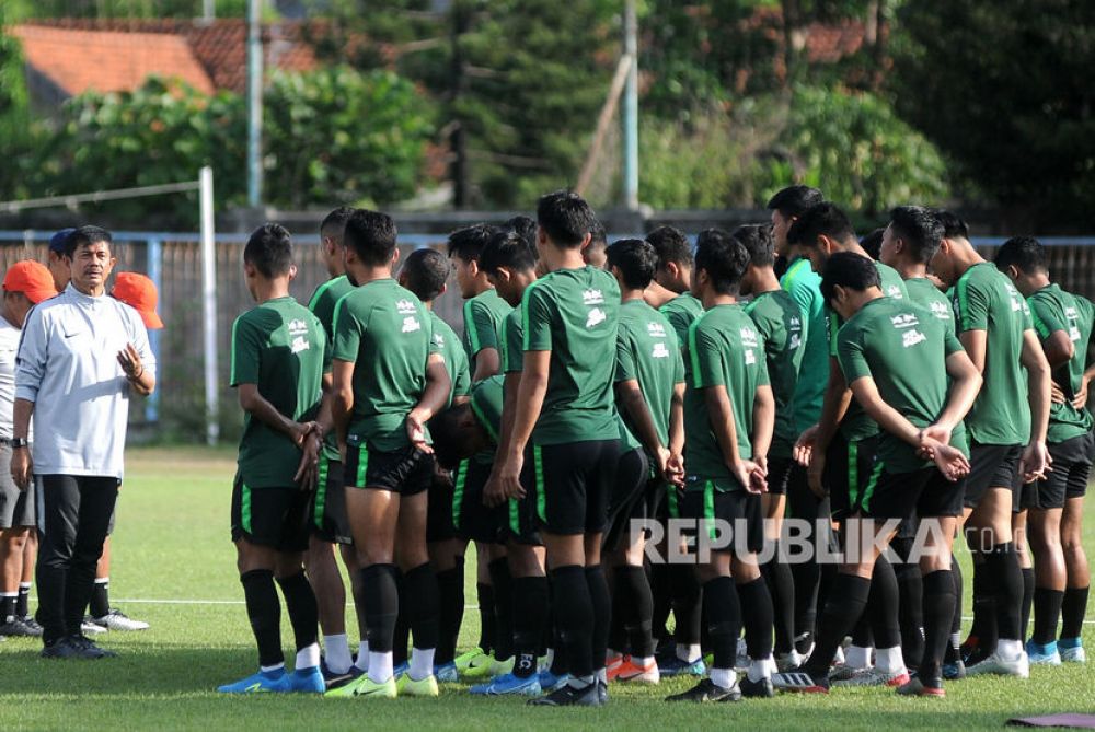 Pelatih timnas U-22 Indonesia, Indra Sjafri (kiri) memberikan arahan saat memimpin latihan para pemainnya (Foto: Antara)