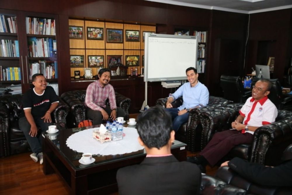 Sesmenpora Gatot S Dewa Broto (kanan) (Foto: Dok Humas Kemenpora)