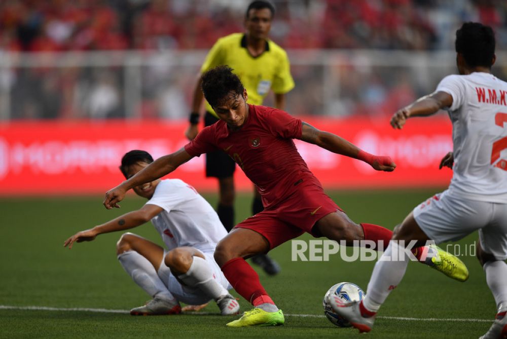 Pemain timnas Indonesia U-22 Osvaldo Haay menendang bola ke arah gawang timnas Myanmar (Foto: Antara)