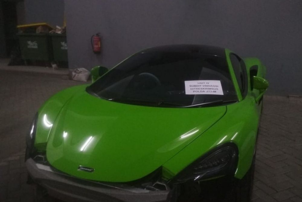 Salah satu mobil mewah yang diamankan di Polda Jatim (Foto: Republika/Dadang Kurnia)