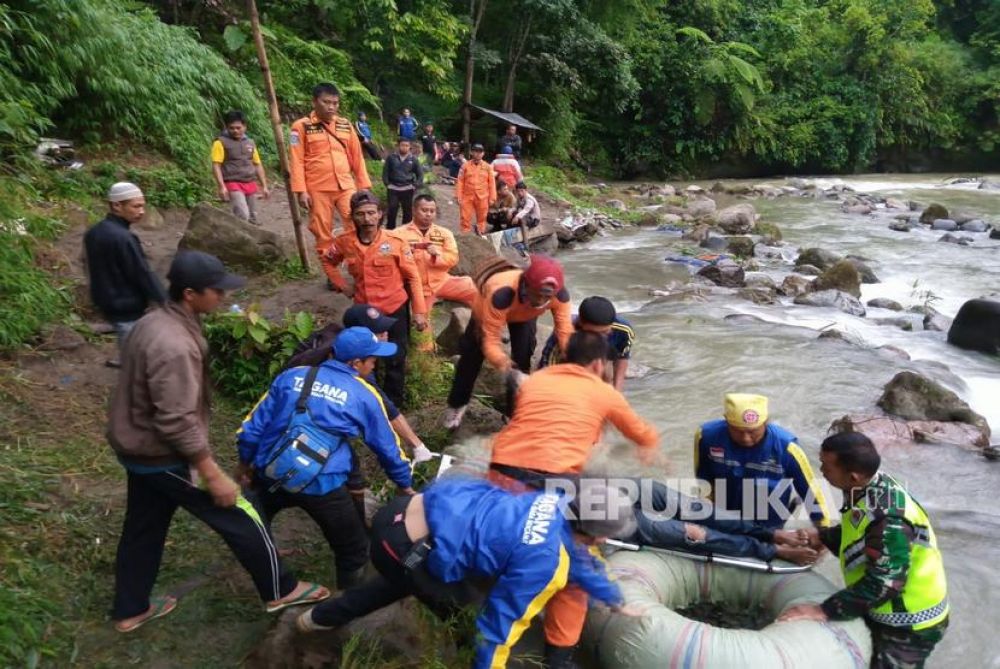 Petugas gabungan dari SAR Pagaralam, TNI, Polri, BPBD dan Tagana melakukan evakuasi korban kecelakaan Bus Sriwijaya (Foto: Antara/Dok Basarnas Palembang)