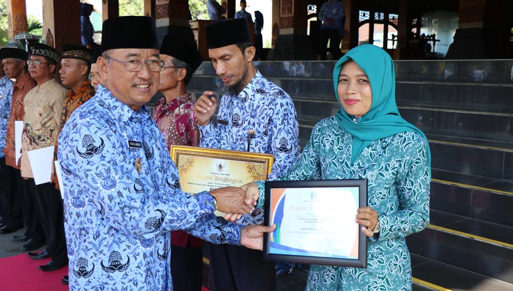 Penyerahan penghargaan upacara hari Korpri