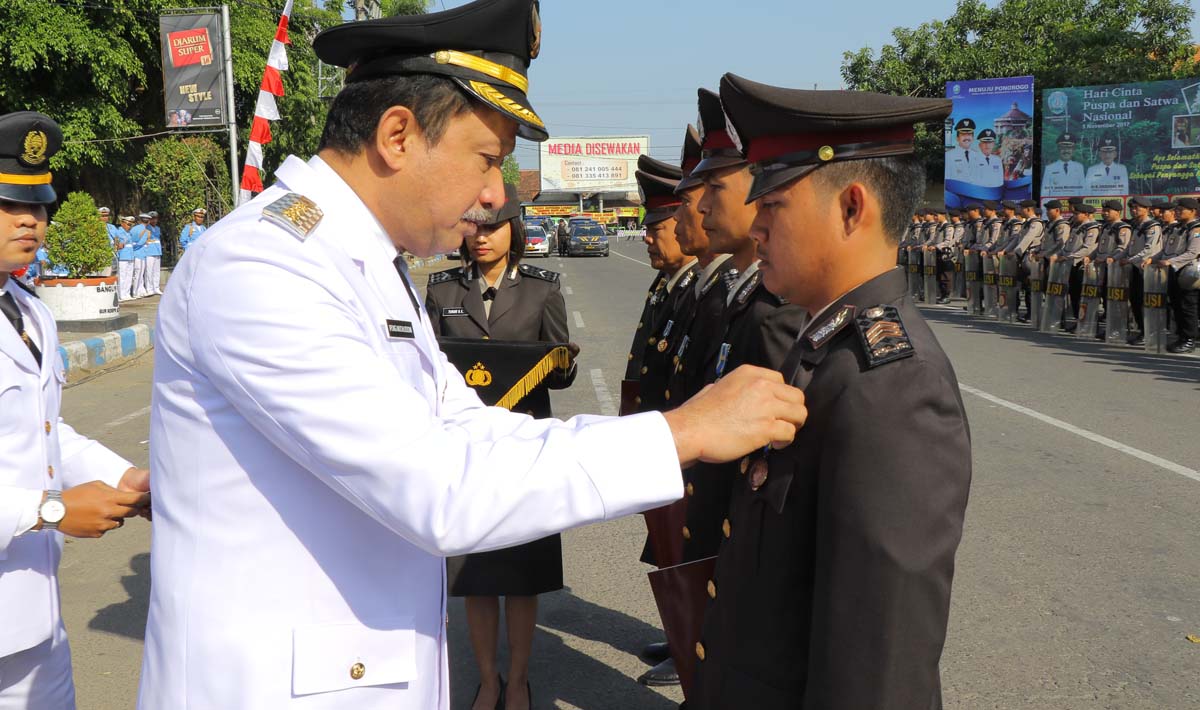Bupati Ipong dalam upacara memperingati HUT Bhayangkara.