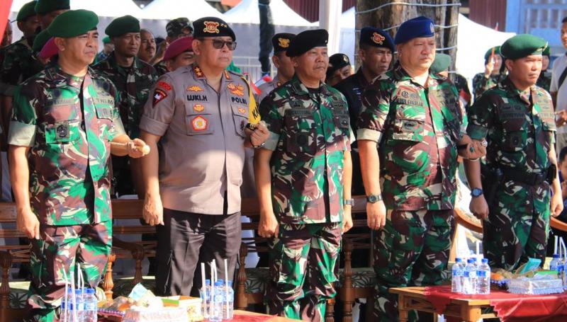 Foto Keakraban Kapolda Jatim dan Pangdam saat Pawai Bendera HUT TNI