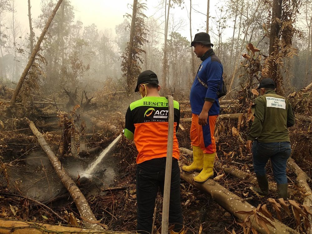 ACT membantu memadamkan api yang membakar hutan dan lahan di Riau