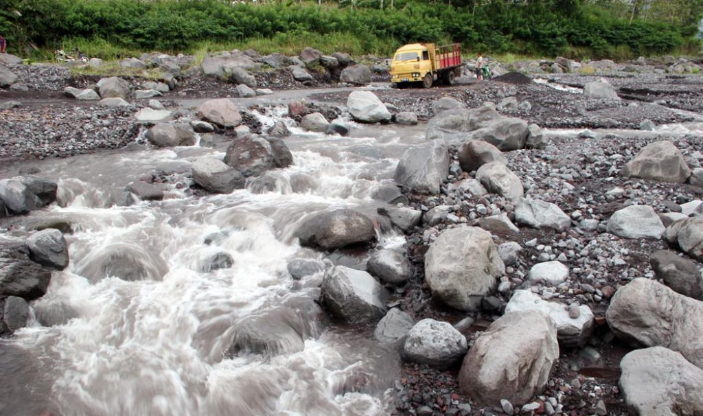 Segala Medan-Mitsubishi Fuso  menjadi pionir kendaraan  angkutan dan niaga di Indonesia/foto-foto: Budi Sugiharto