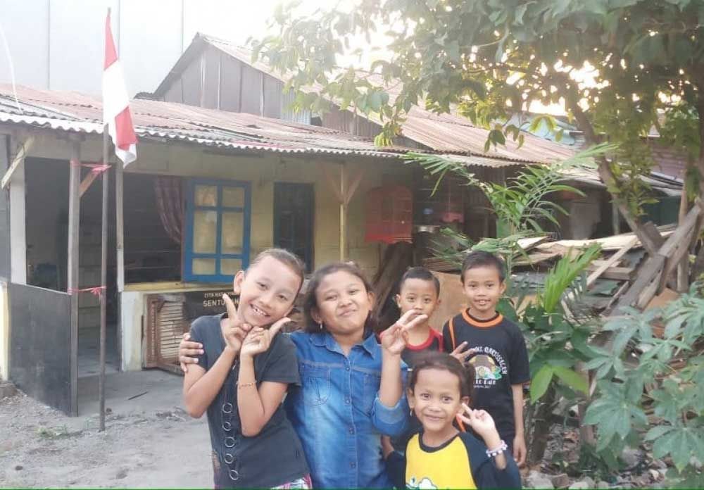 Anak-anak Kampung Seng Gayungsari yang akan menerima kurban