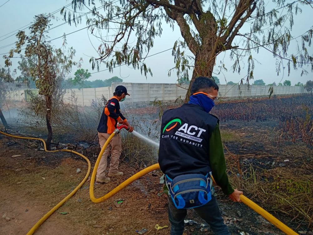 Asap Kian Pekat di Kalimantan Selatan, ACT Bagikan Masker